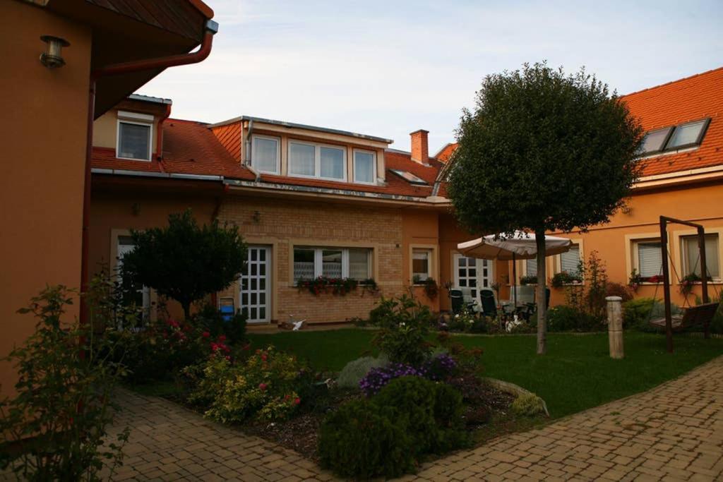Teubel Apartman 2 Szekesfehervar Exterior photo